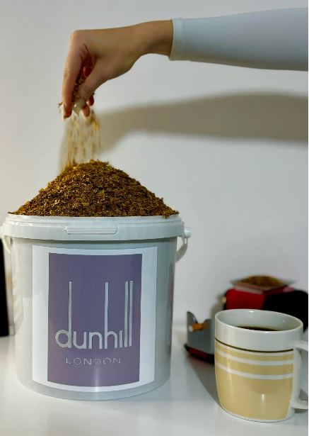 Tutun Dunhill Gri la Galeata